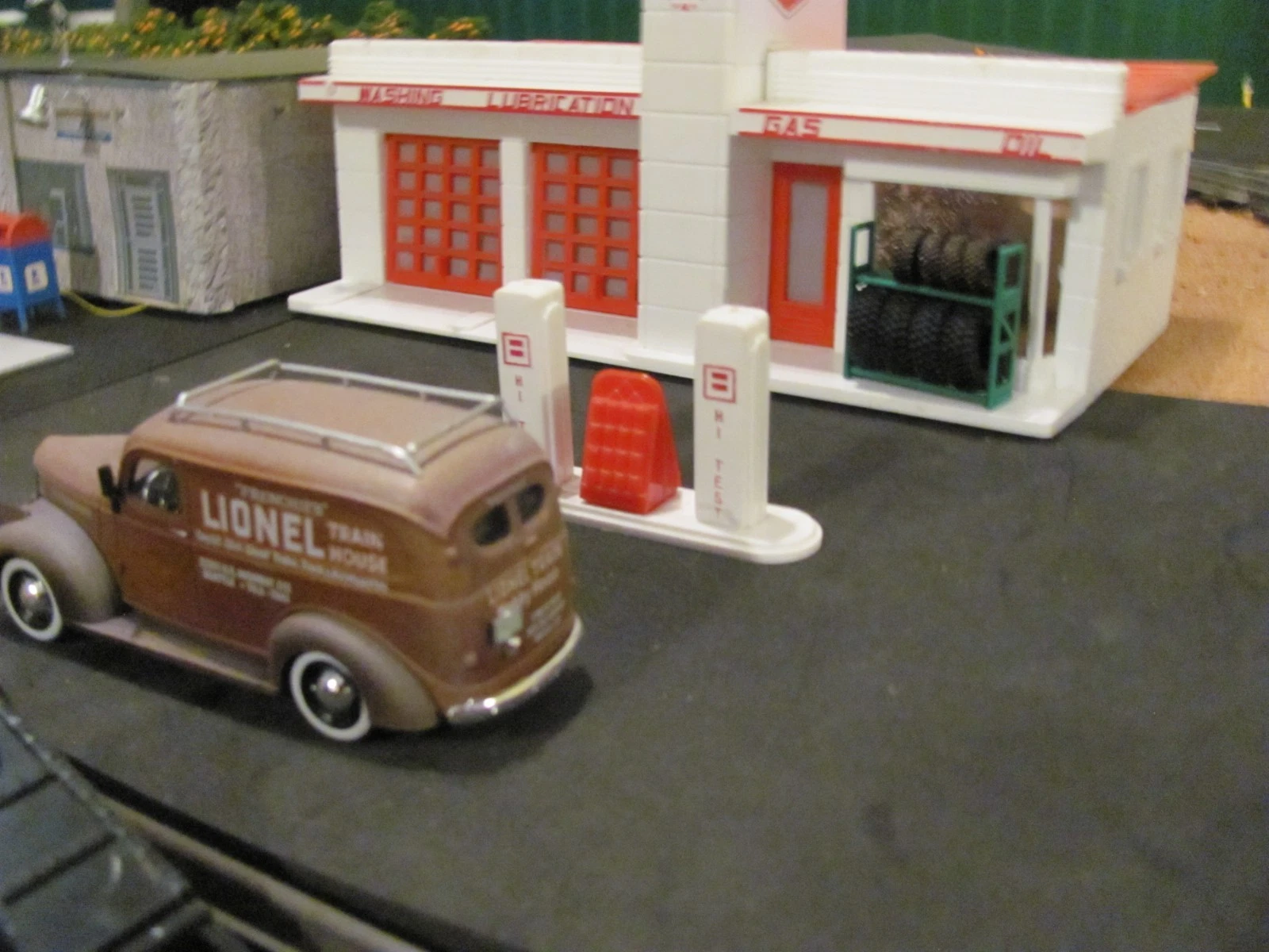 O Scale 1:48 Service Station Tire Rack – Separate Tires