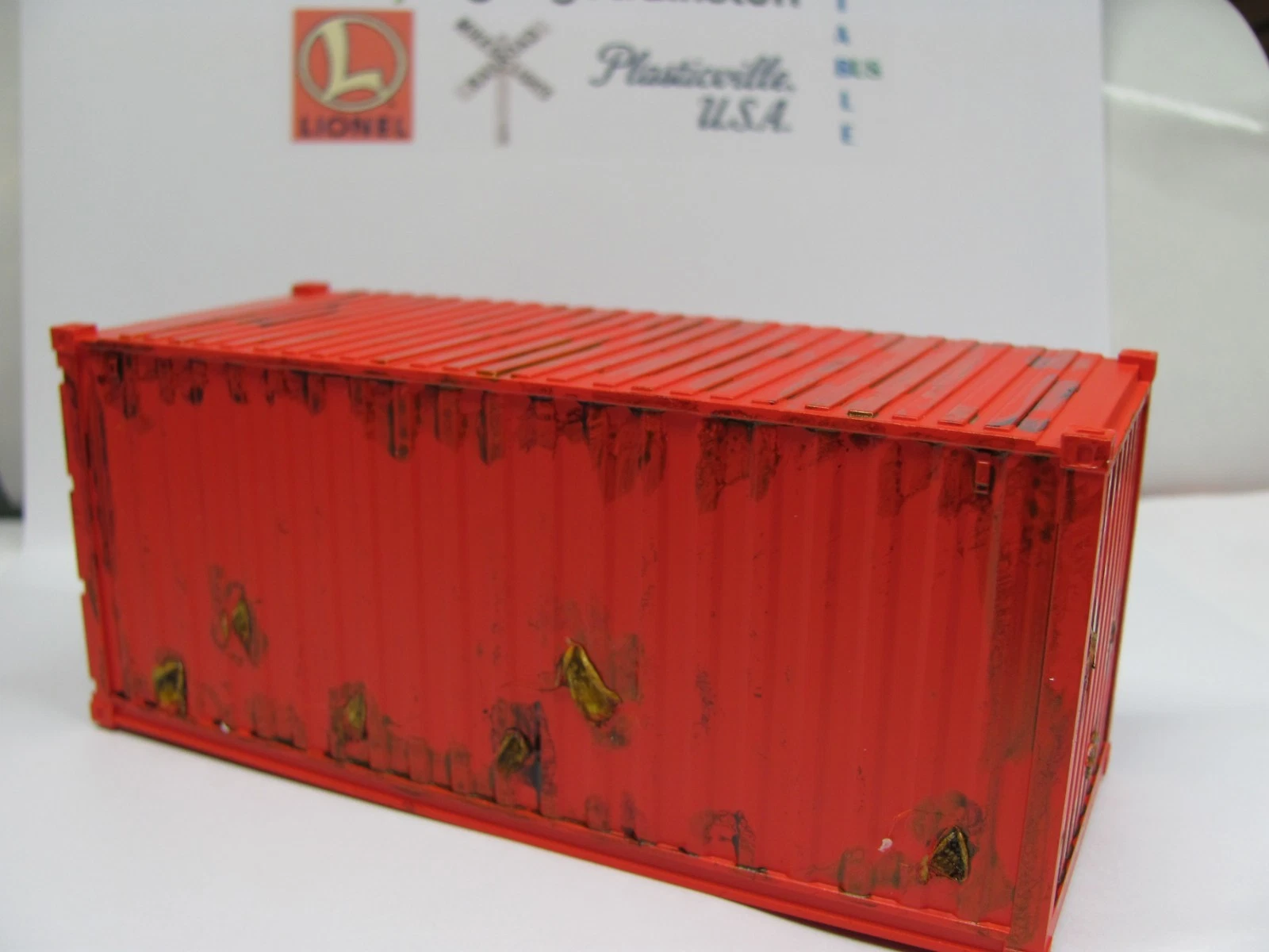 O Scale 1:48 20-Foot Shipping Container – Heavy Weathered, Rusted, Beat-Up – Red