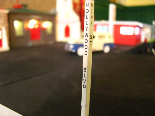 O Gauge 1940s Wooden Street Signpost – Custom Names – Fits Cinder Streets